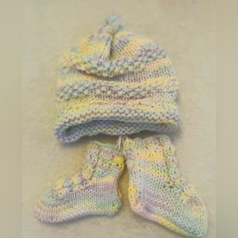 🆕 Pastel Knit Baby Hat and Booties Set Newborn - Picture 5 of 5